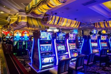 18 hoki app interface showing sportsbook, live dealer, and slot games on mobile screen